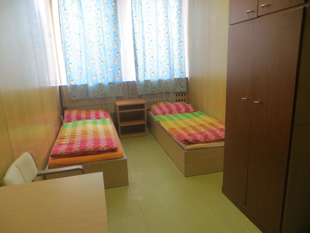 Hostel Monty Ricany (Central Bohemian) Ngoại thất bức ảnh
