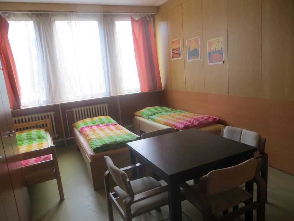 Hostel Monty Ricany (Central Bohemian) Ngoại thất bức ảnh