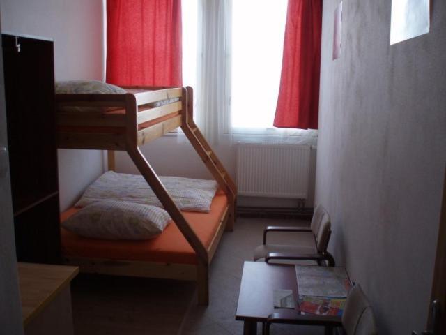 Hostel Monty Ricany (Central Bohemian) Ngoại thất bức ảnh