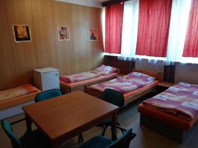 Hostel Monty Ricany (Central Bohemian) Phòng bức ảnh