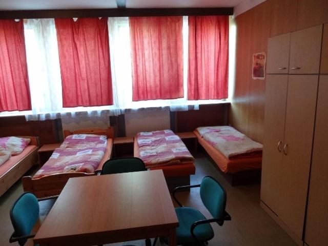 Hostel Monty Ricany (Central Bohemian) Phòng bức ảnh