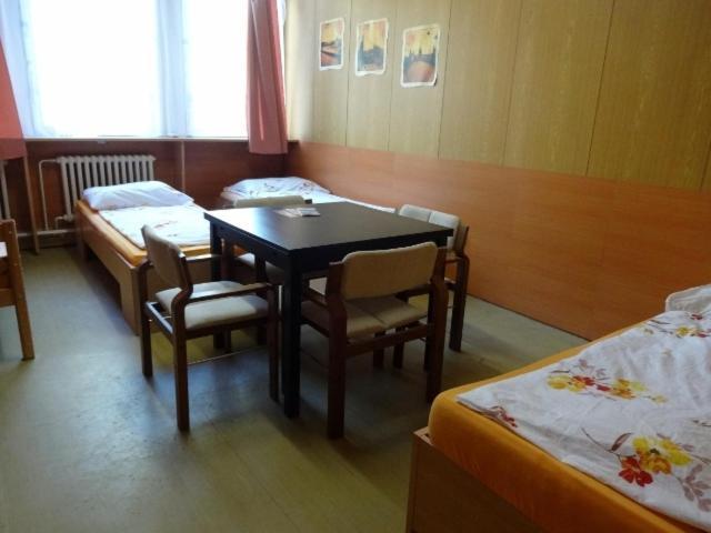 Hostel Monty Ricany (Central Bohemian) Phòng bức ảnh